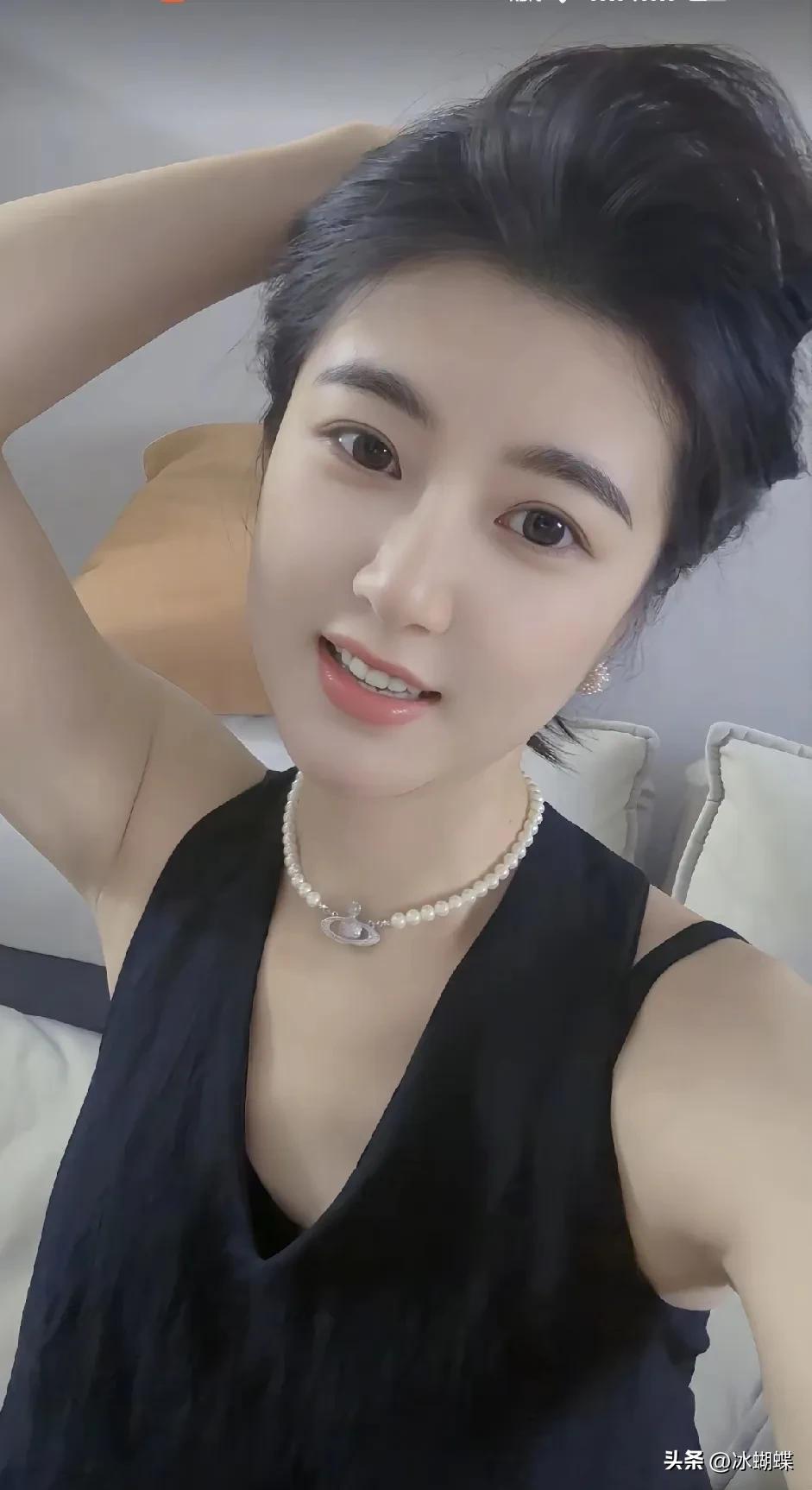 颜值100%的魅力是怎样地，也许她就是吧，太美了，是多少男粉丝们梦中情人啊