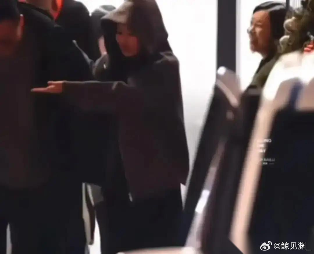 白鹿掉粉100万，但她在6月13号晚上伸手接住了别人要吐出来的东西。 事情得从上