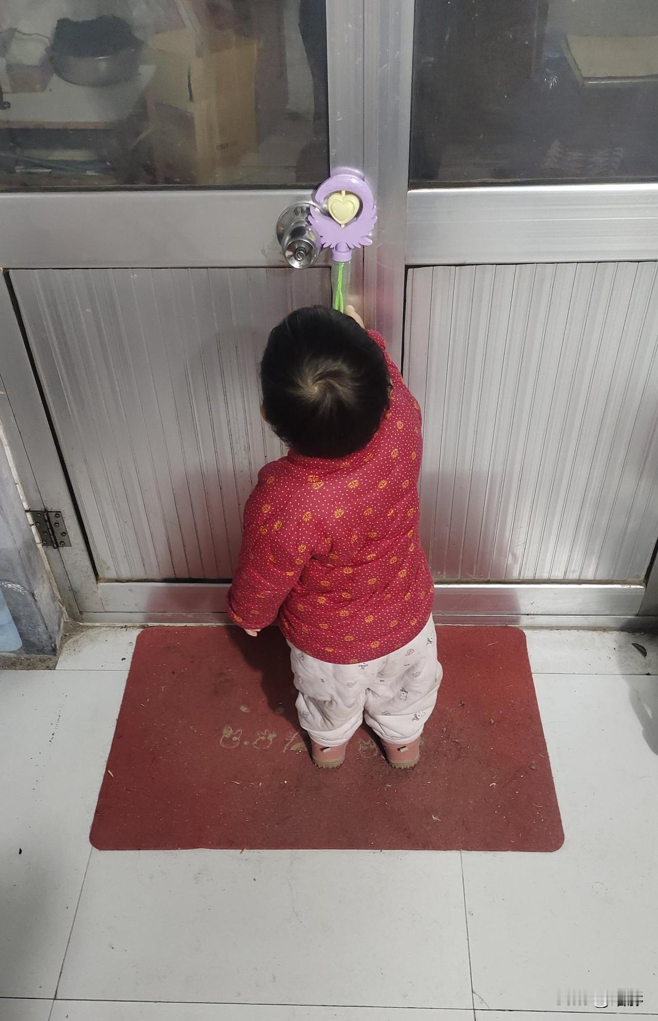 我以前听一个亲戚讲过，他给城里的儿子看孩子时，曾经和我诉过一个“苦”：就是他儿子