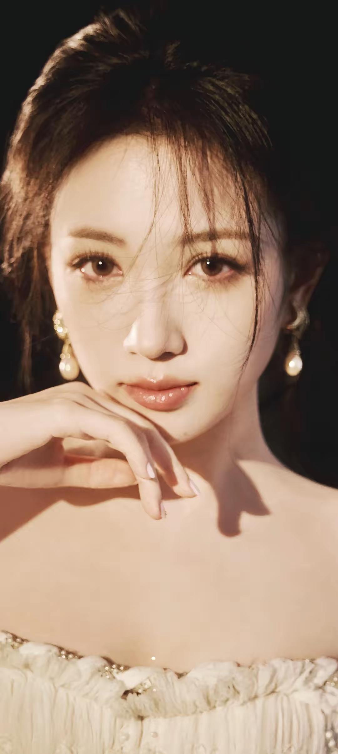 月华照美人，玉颜映清辉。