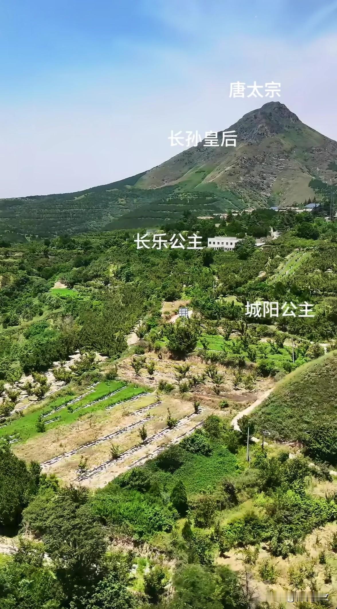 昭陵俯瞰
 
九嵕山巍峨矗立，是唐太宗与长孙皇后的合葬昭陵。山南层峦叠翠，长乐公