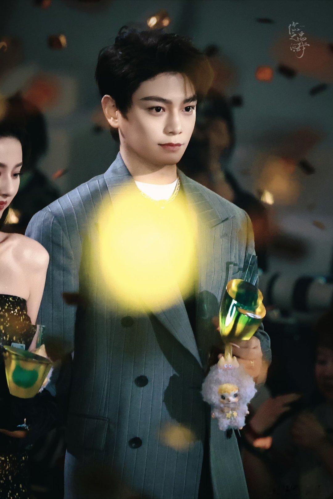 丁禹兮获奖发言 dyx丁禹兮获评三级演员职称 你有点像天上的月亮，也像那闪烁的星