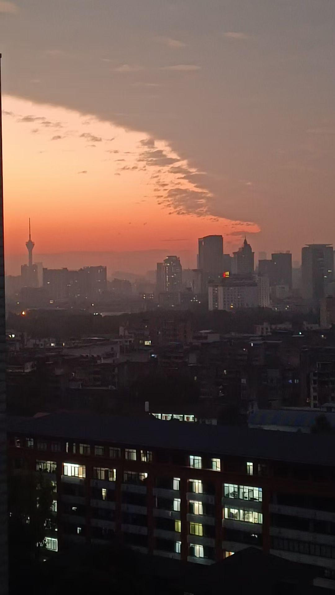 我的家乡——成都，清晨东边的天空，真是太美了。