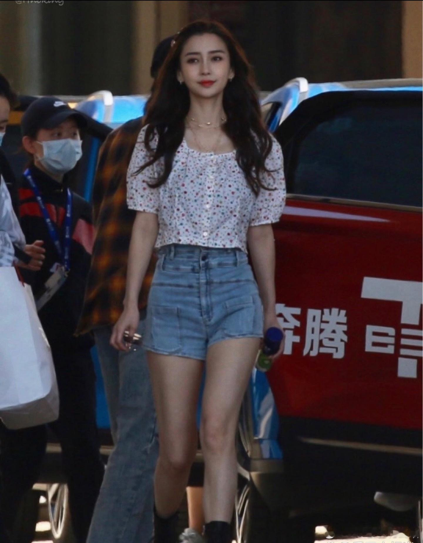 Angelababy当妈妈了还这么有少女感  太让人羡慕了
