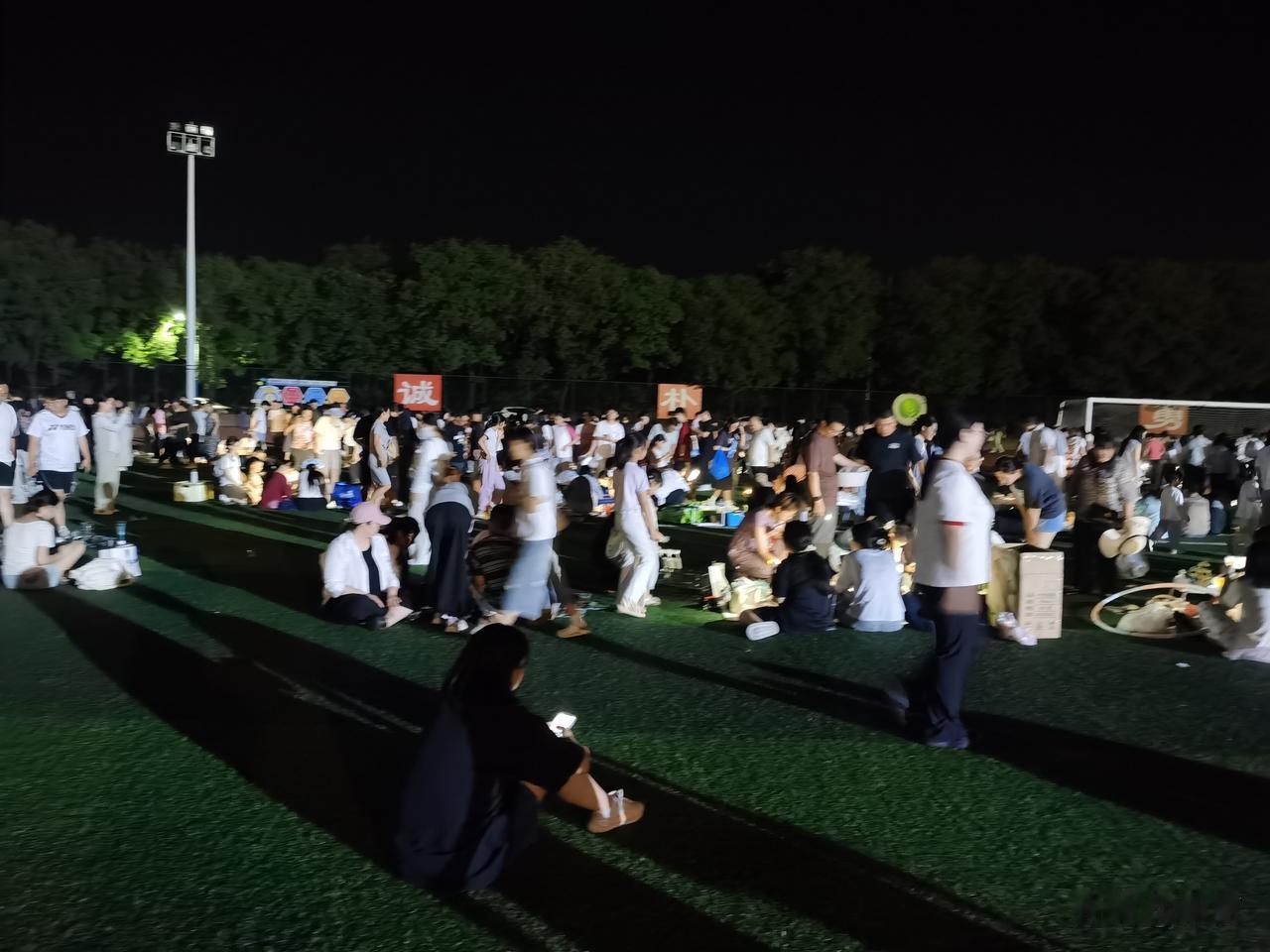 临近大学毕业，西北农林科技大学南校区的操场上，一场跳蚤市场正热闹开展，大学生们纷