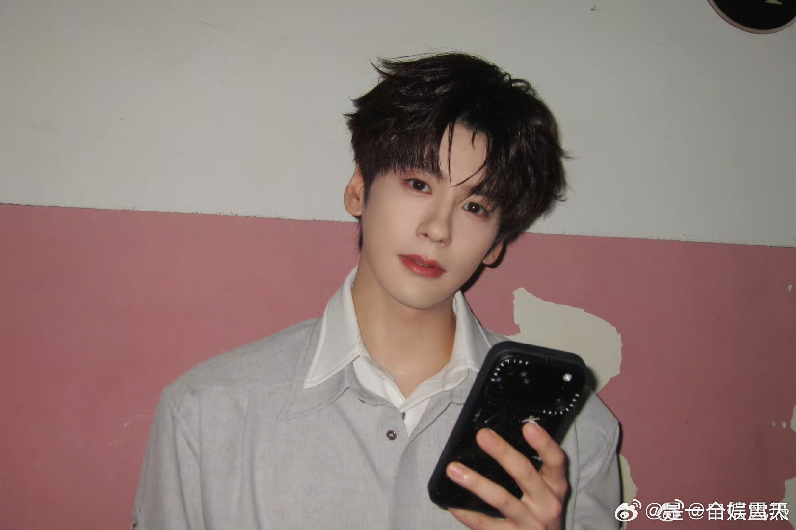 魏哲鸣讲了一分钟我听进去0秒魏哲鸣用心分享了一分钟，观众却全程在欣赏他的颜值与气