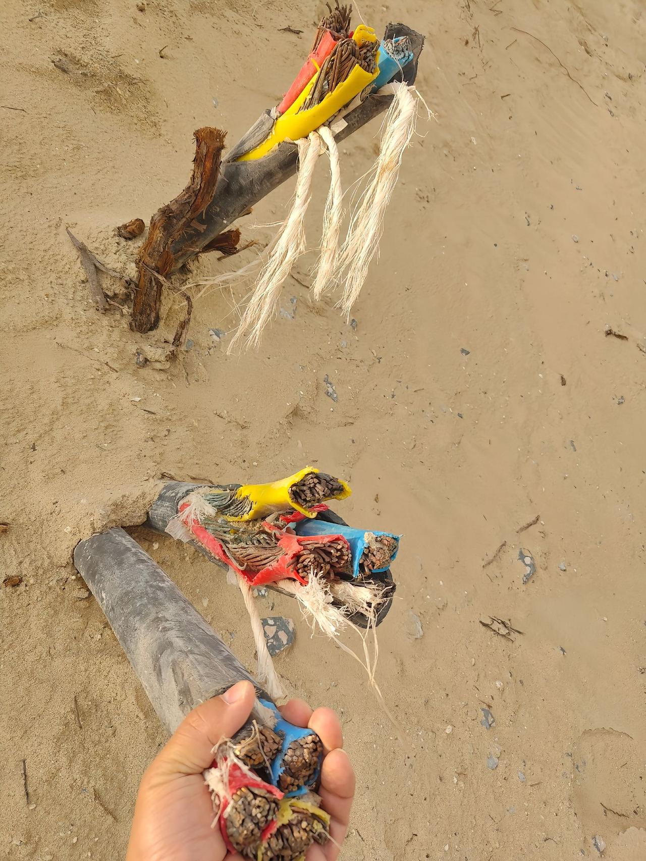 这要是搁在国内，不出半小时估计连渣都不剩了！[惊呆]
坐标中东，工地上到处都是这