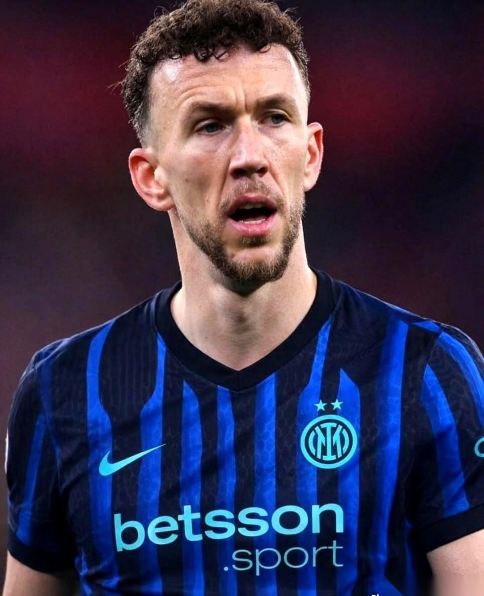 国米总部的电话，估计就等着埃因霍温的终场哨响。
那边刚被拜仁一脚踢出欧冠，这边的