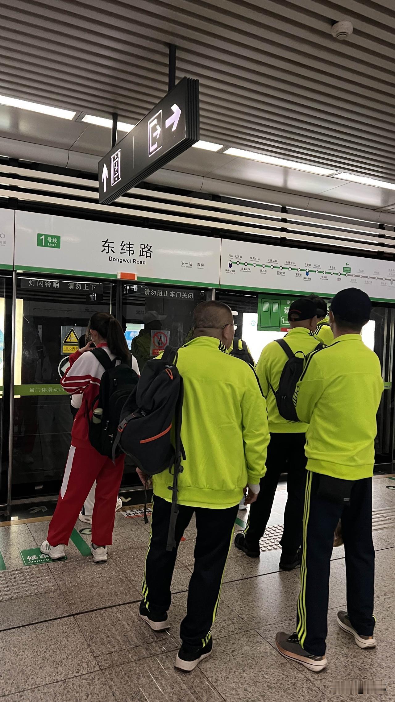 为了赶上第24届大连国际徒步大会的开幕式，今天特意起了个大早，结果发现大连的父老