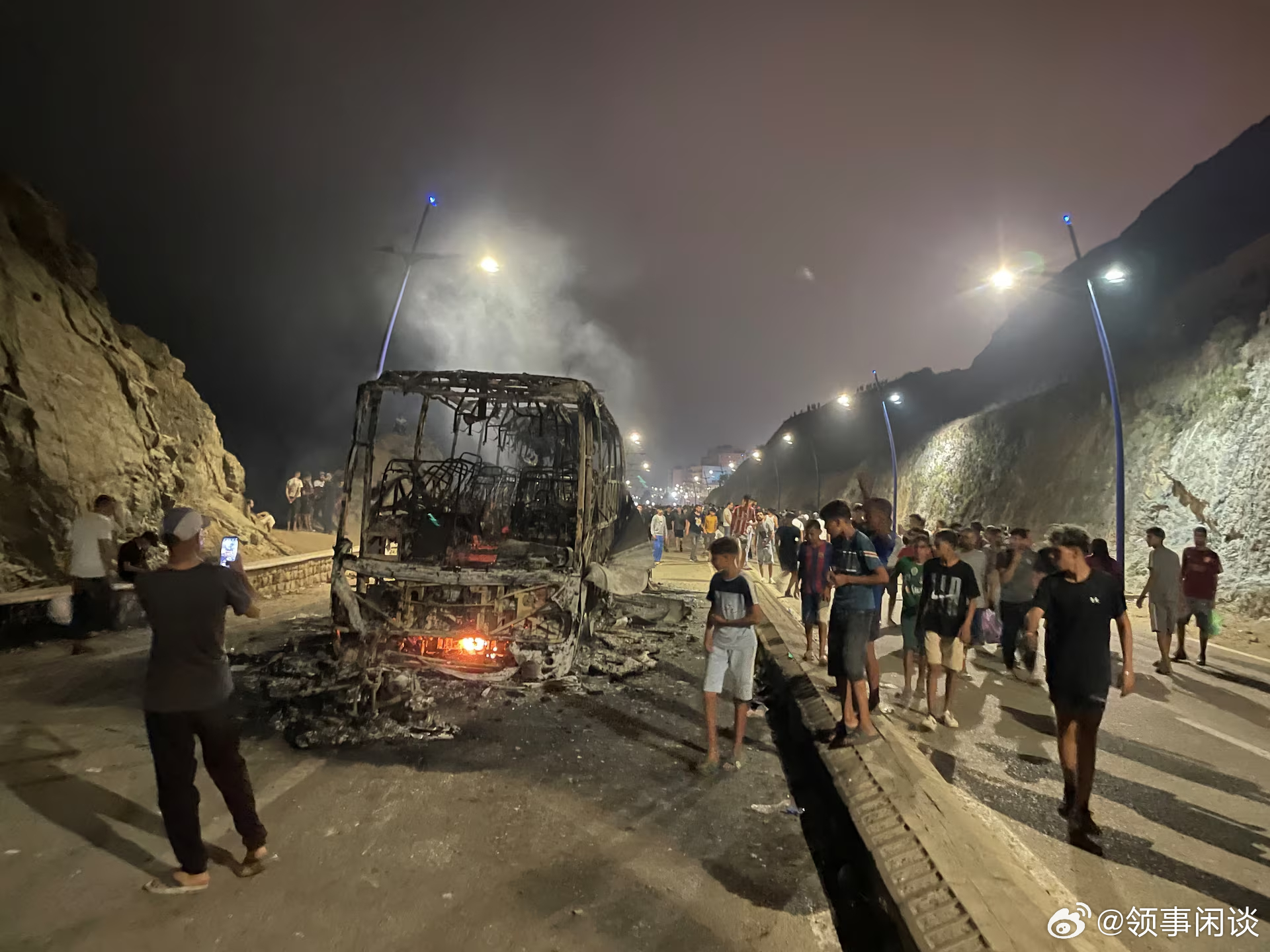 【数千人从摩洛哥进入休达，西班牙派兵进驻飞地，】[史上一次性最大规模偷渡]（BB