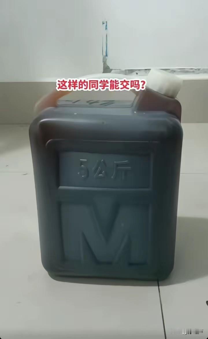 别怀疑，这是最高礼仪。
有个网友说，他有个来自安徽农村的朋友，居然给他从老家带来