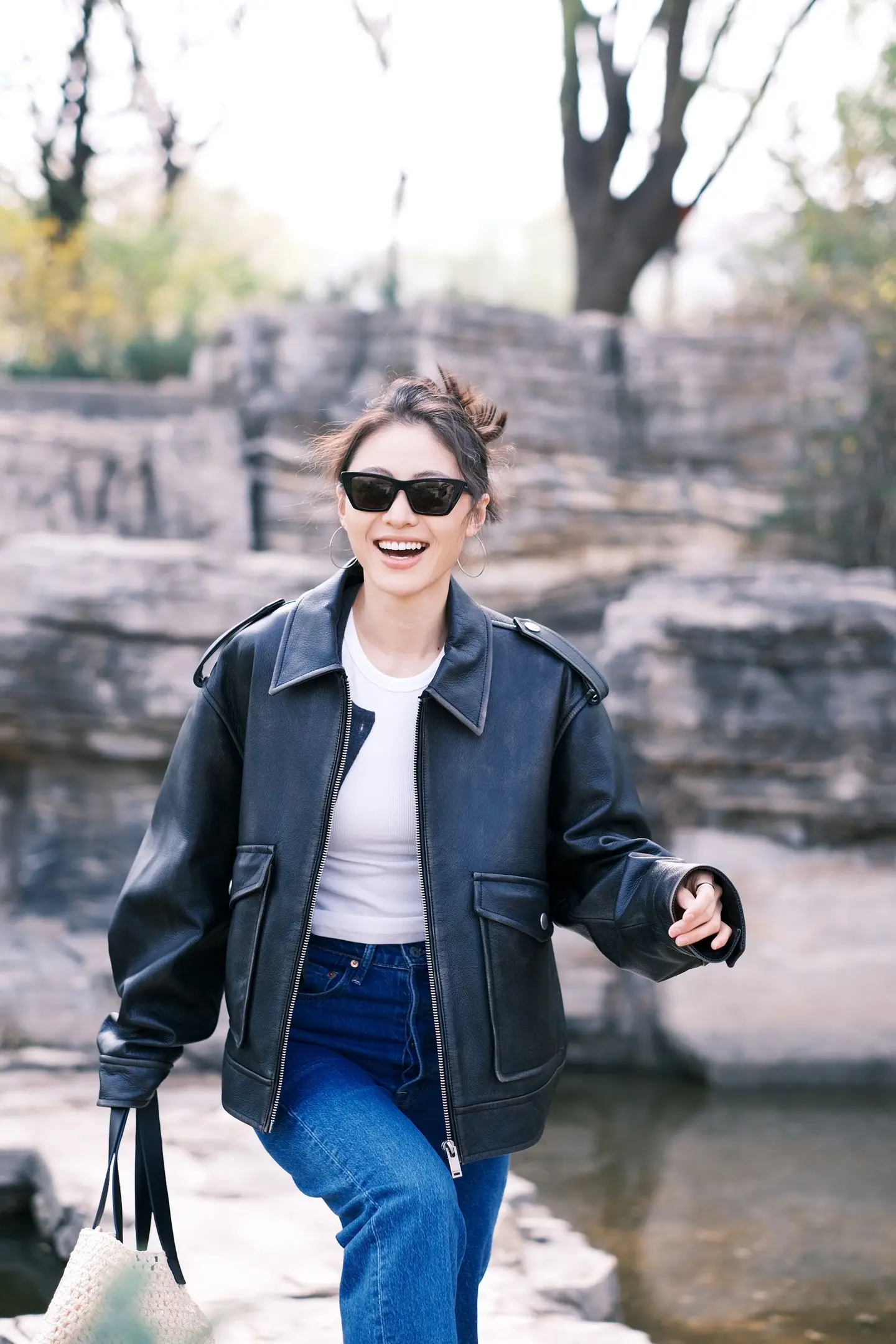出门逛春天啦/今日份复古girl.天气太好啦
到处都是春天的气息
不出门都对不起这么好的天气
今日穿搭分享啦