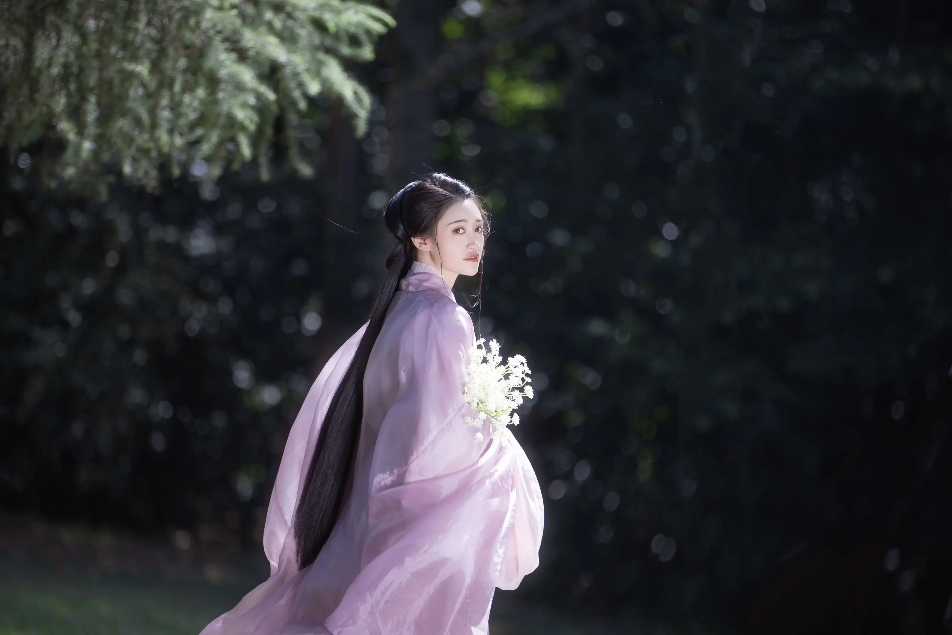 “林下风轻花满径，闲坐幽处意悠然。”