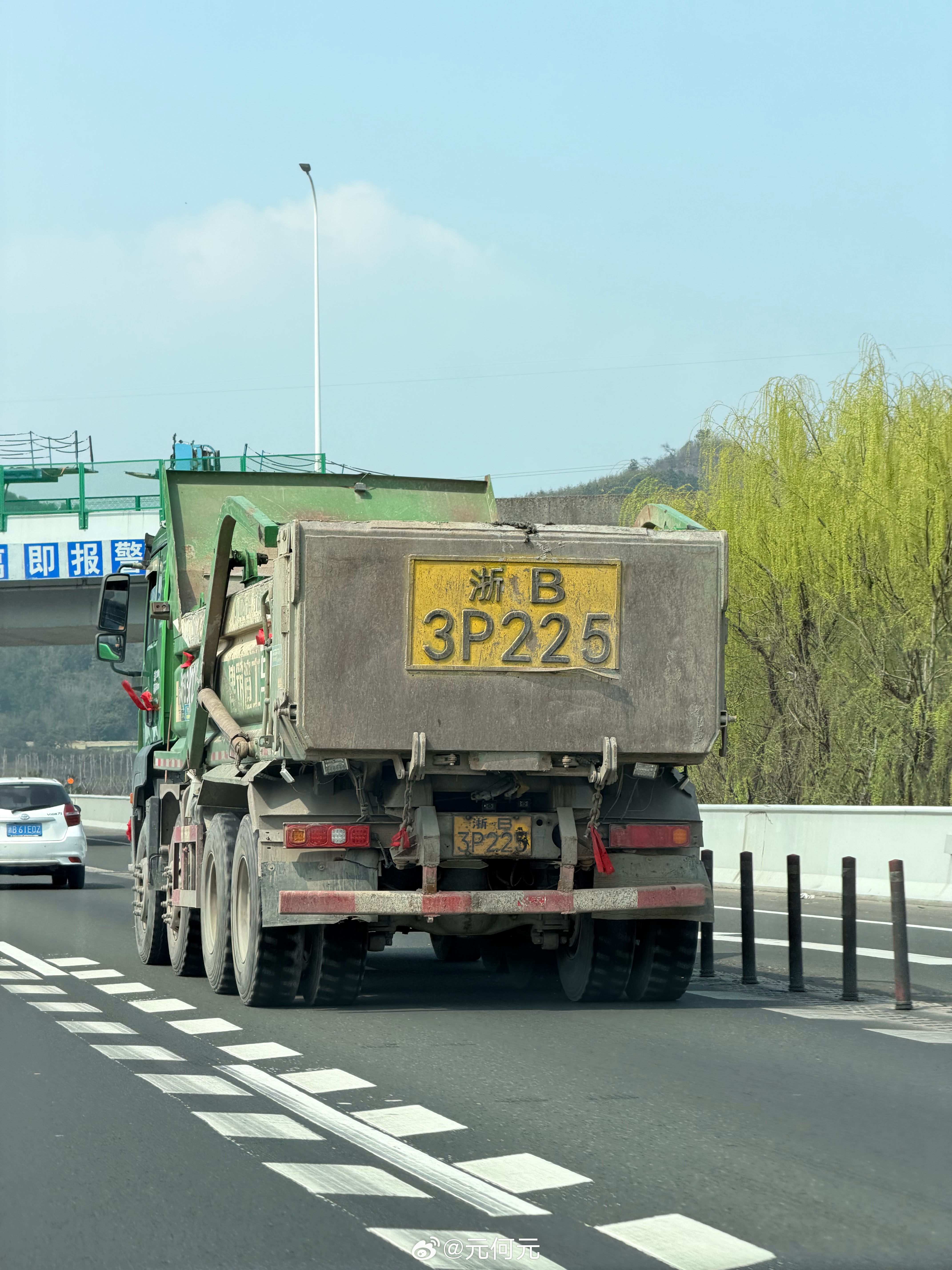 这是我见过最大的货车号牌了，哈哈哈哈 宁波·宁波栎社国际机场