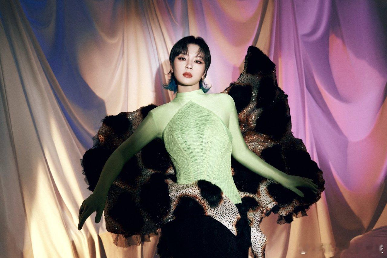 在江苏台听到特别的人周笔畅江苏跨年唱《特别的人》，开口瞬间直接戳中泪点，谁的 D