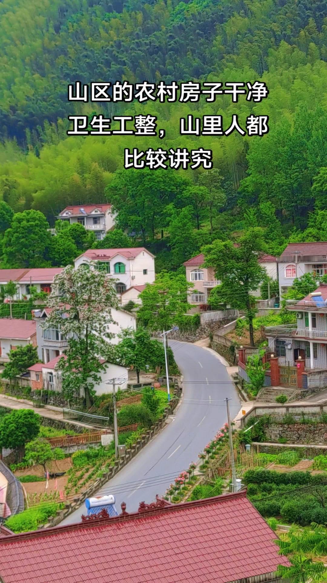 在山里住过一段时间，发现这里的人真的很注重细节。屋檐下总要挂些物件，不是为了美观