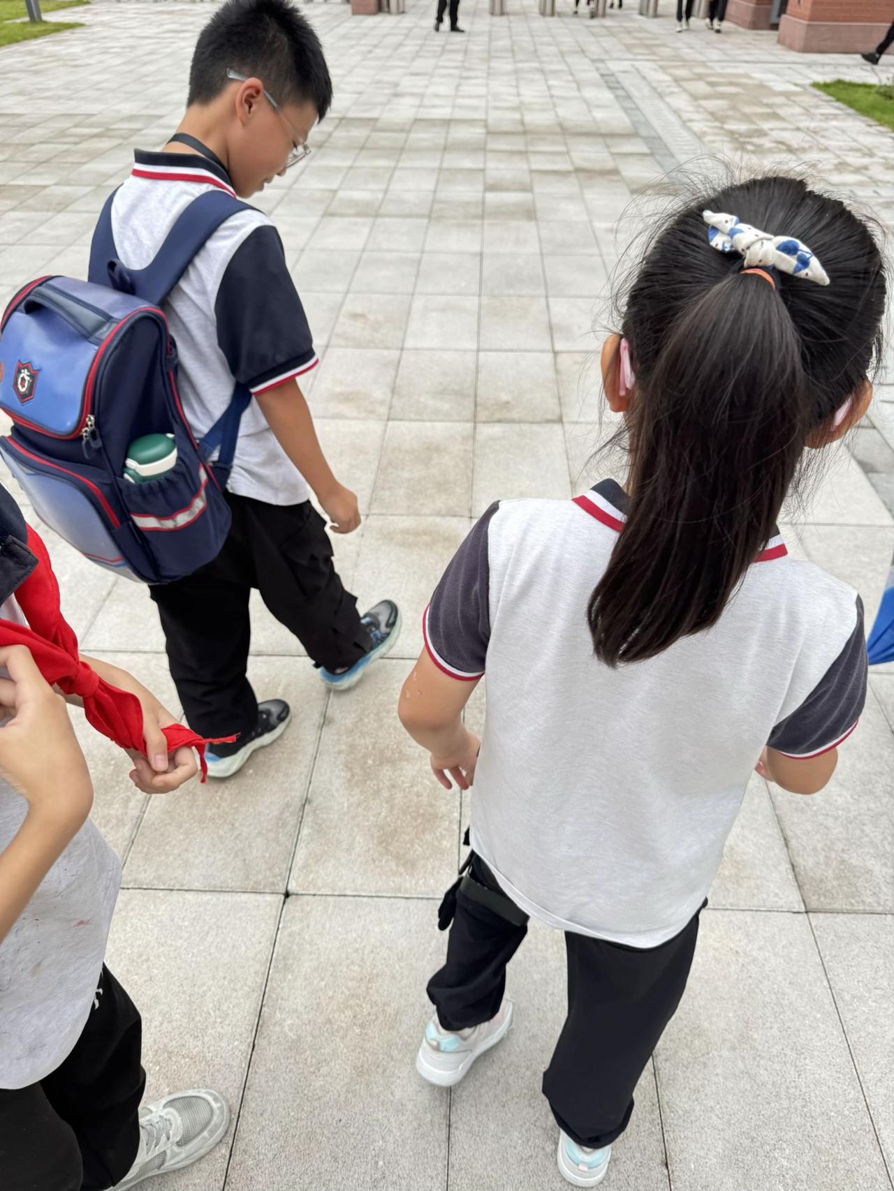 豆豆你慢慢走哈~别摔了哈~
心思好细腻的哥哥