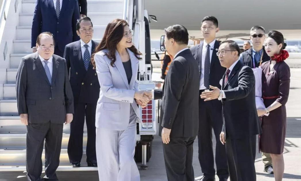 吴成典在松山机场那段话，分量重得惊人！他当着所有镜头喊出一句——国共两党一起放下