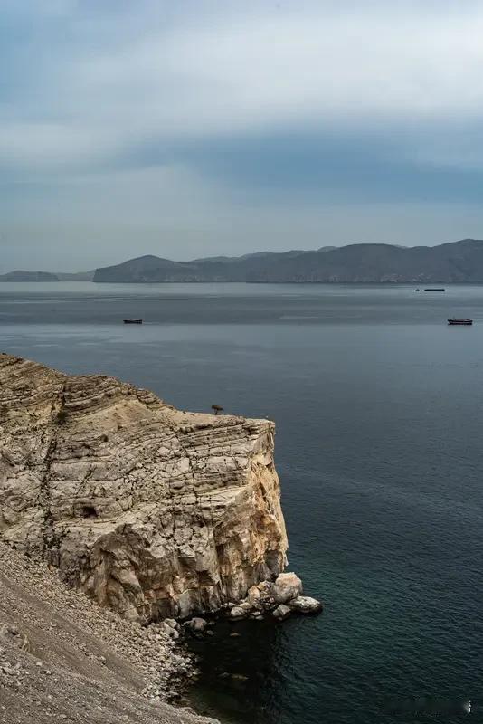 想要稳住海峡通航，单靠军舰施压行不通。沿岸国家坐下来协商共管航道，减少对峙摩擦，