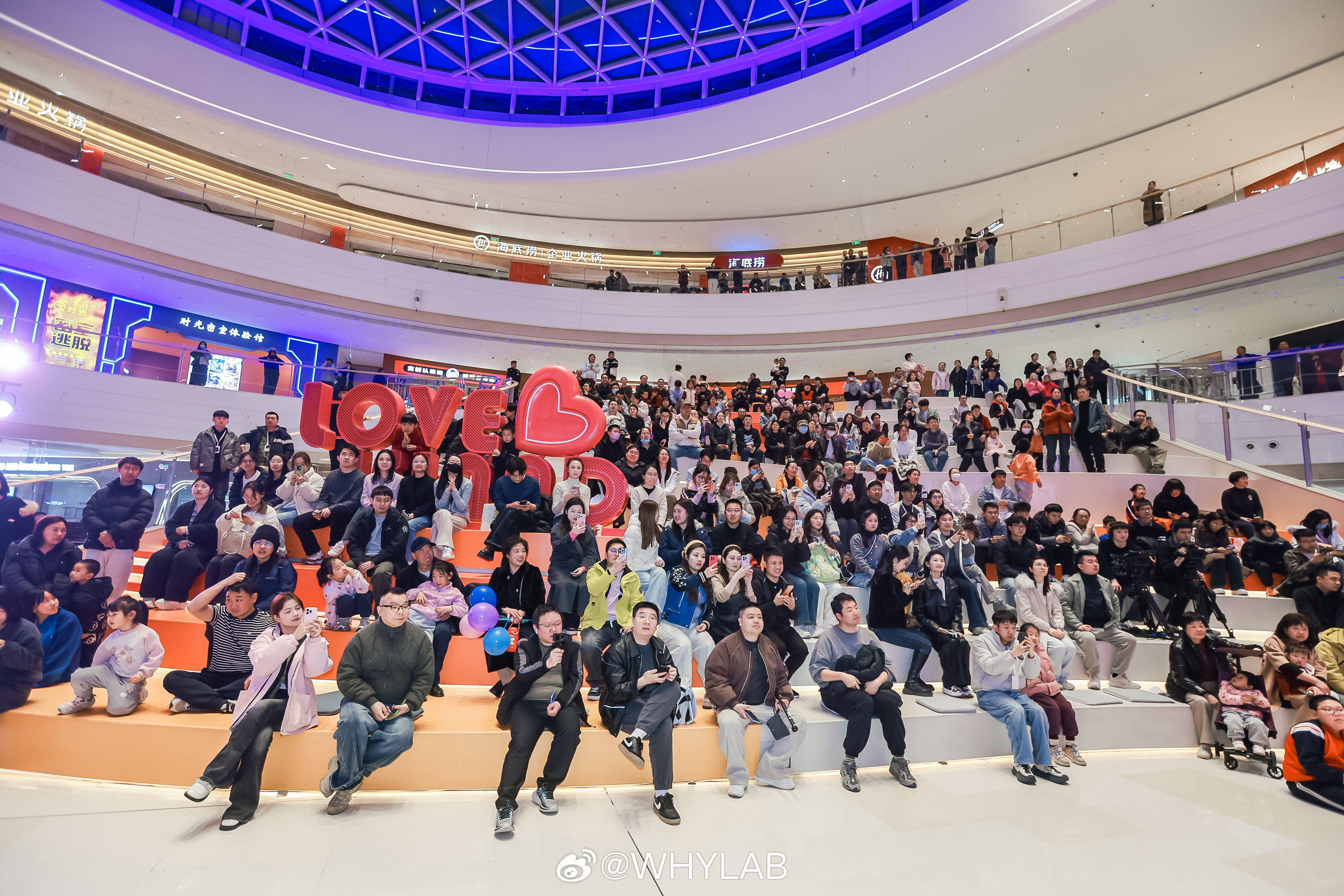 邓男子再现春晚魔术名场面 今天，魏牌高山迎来一位新车主——春晚魔术师邓男子。从姜