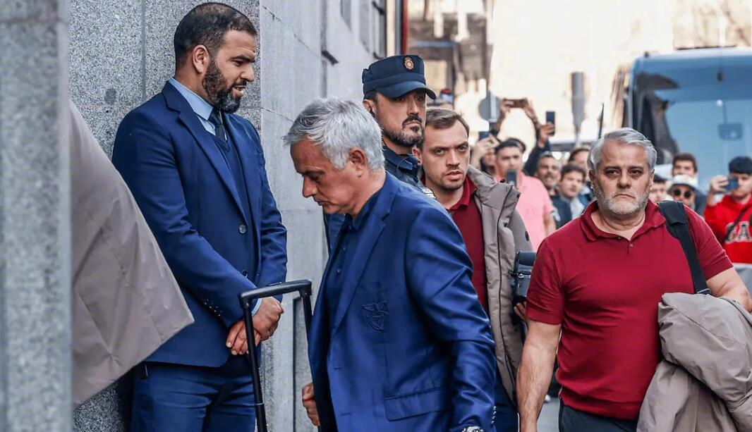 据《阿斯报》报道，本场皇马vs本菲卡的比赛中，本菲卡主帅穆里尼奥并未出现在伯纳乌