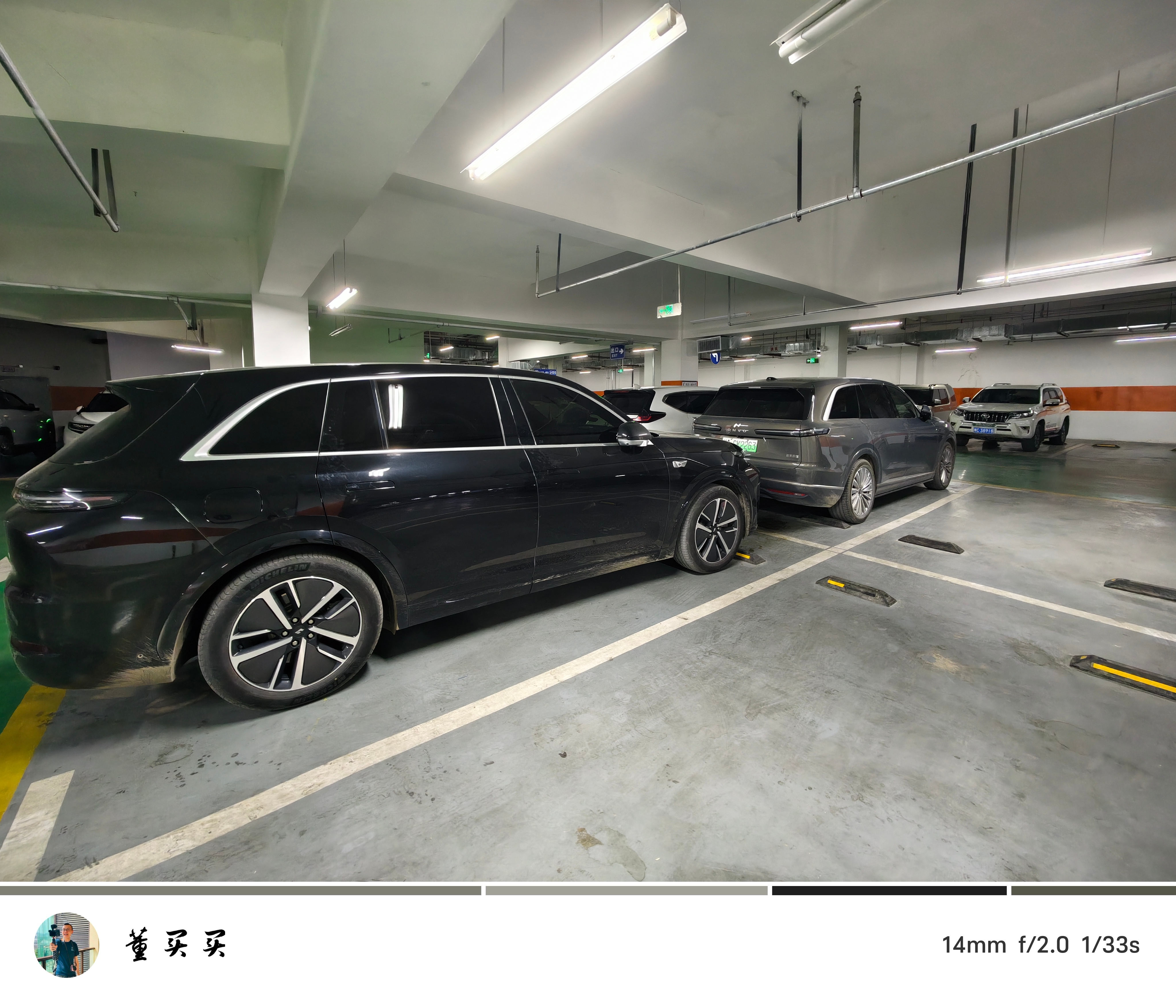 这种场景肯定是前备舱好用，尤其是对于30寸的大箱子来说。 ​​​