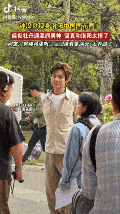 钟汉良其实不当明星的话，就是可以下楼去公园遛弯的年纪了啊，这状态跟遛弯儿大爷没啥