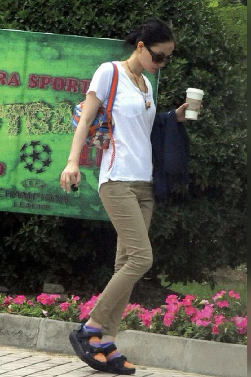 王菲做梦都会笑醒了。
她事业爱情双得意，
还家有两女万事足。
大女儿窦靖童古灵精