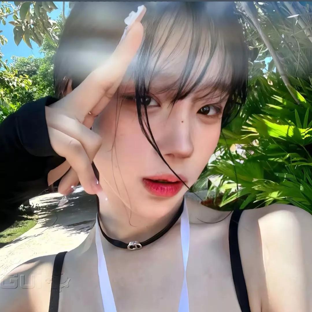 夏日清爽自拍，绿意盎然的背景，清新自然。唯美风景自拍图 秋日清新照 淡雅自拍 自