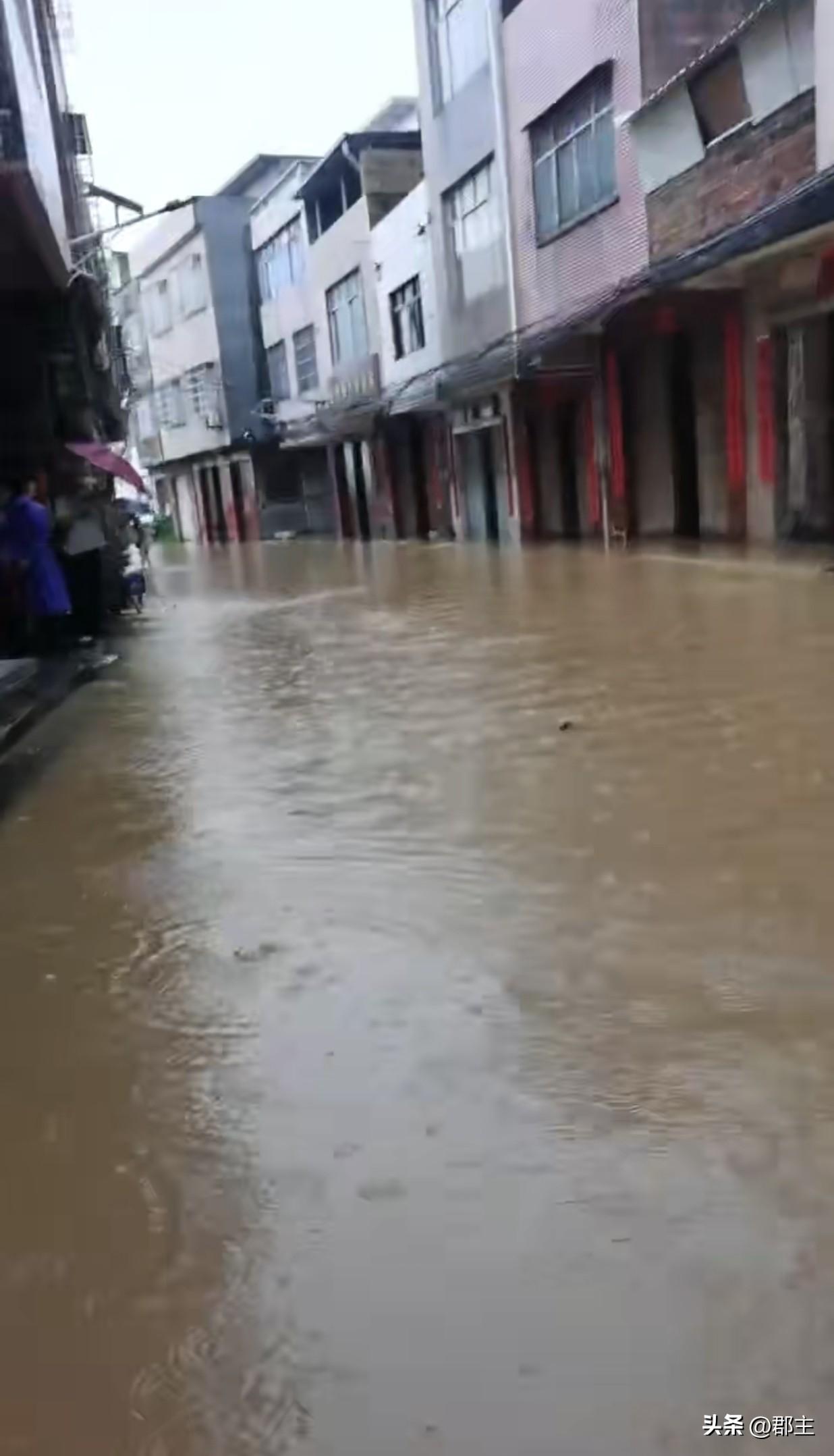 因为广西洪灾，在贵港武装部上班的堂哥，这几天是一直24小时待命。
今天早上，他又
