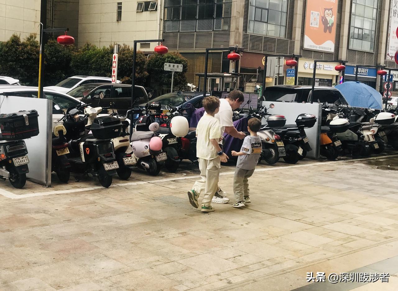 一个53岁的深圳大叔欣喜工资水平再次跻身这个可纳税的起征点了。2021年他做设计