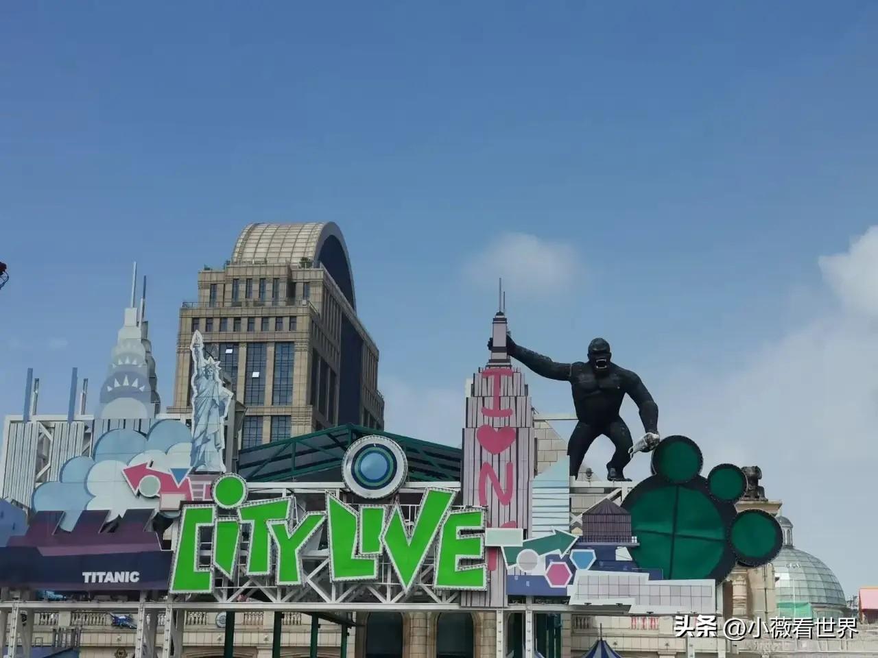 距离我们家最近的地铁站叫环球港，步行过去的话，七八分钟也就到了。

你可别以为它