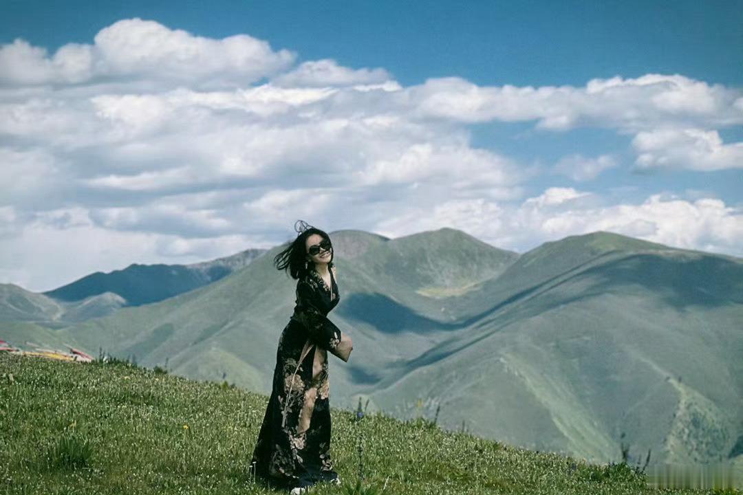杨蓉4300米山顶大片 杨蓉打卡4300米高山山顶，红头巾造型好出片！蓝天白云配
