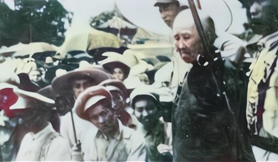 1950年，“双枪老太婆”赵洪文国，这个白发稀疏面容凄苦年近70岁的老太太，正在