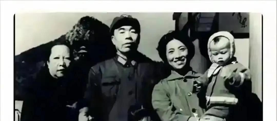 1948年，国军军长曾泽生率2.3万官兵起义，蒋介石下令：“立刻枪决他全家！”然