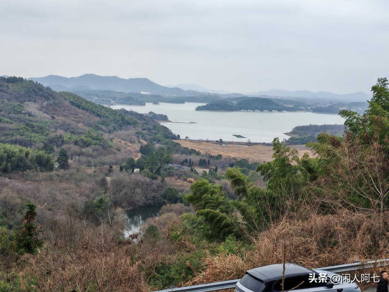 沿着不知名的山路，弯弯延延，毫无方向的乱开，竟然找到了天目湖的最佳观景台[捂脸]