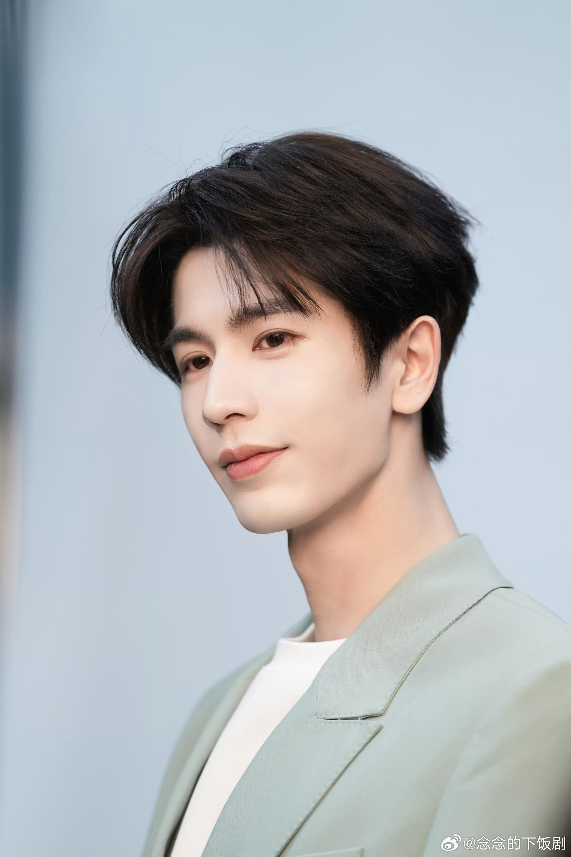 张凌赫张凌赫初中腮红妆张凌赫文艺汇演腮红妆没想到张凌赫初中就这么出众，文艺汇演化