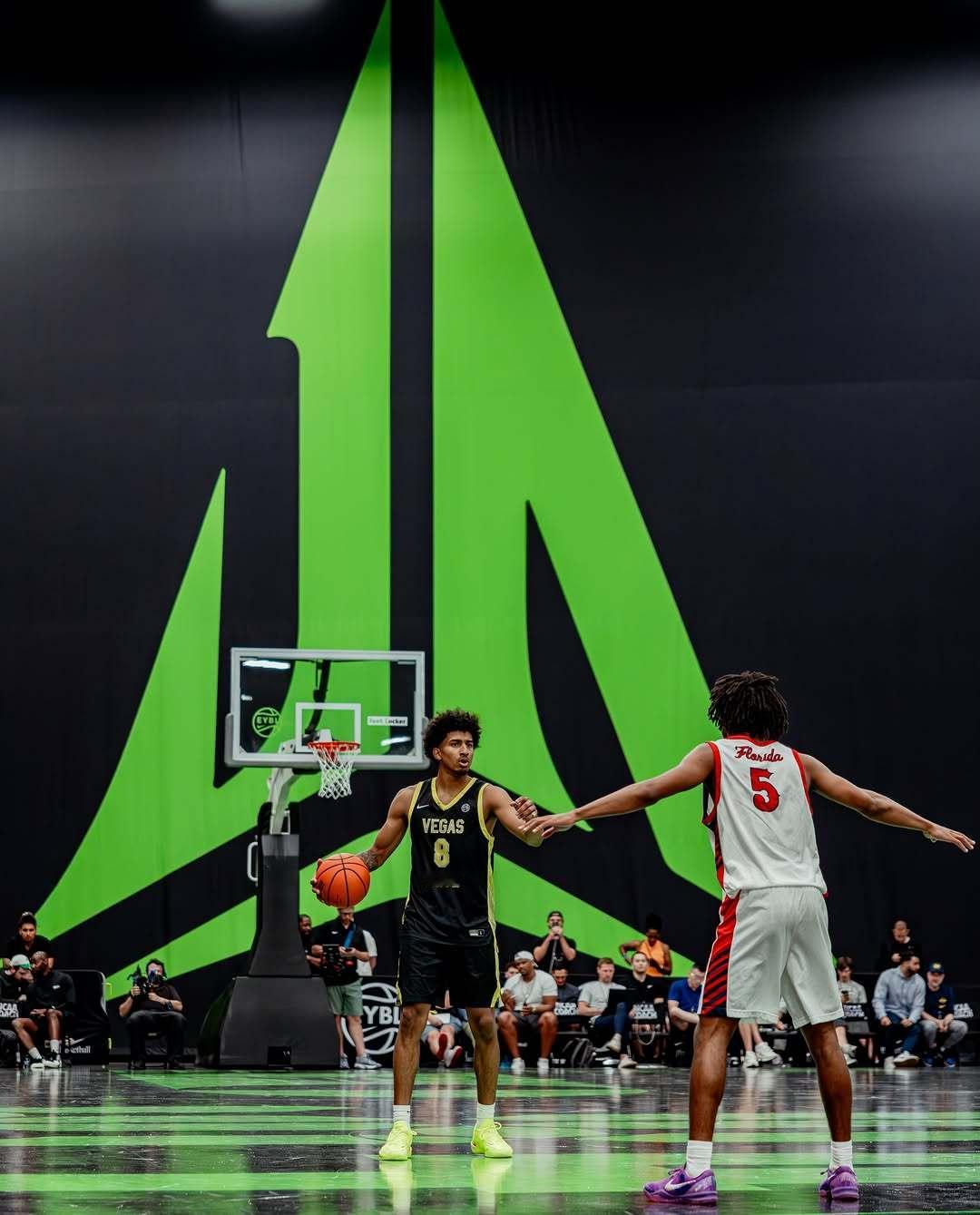 世界上的美丽球场 EYBL比赛场这莫兰特大Logo也太帅了！ 