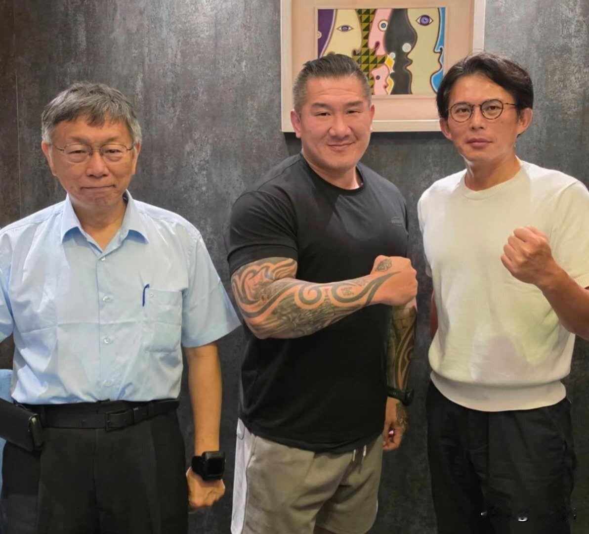 馆长最新晒出和柯文哲、黄国昌合照，并表示：好久没见面了，两位主席一样勉励我，心存