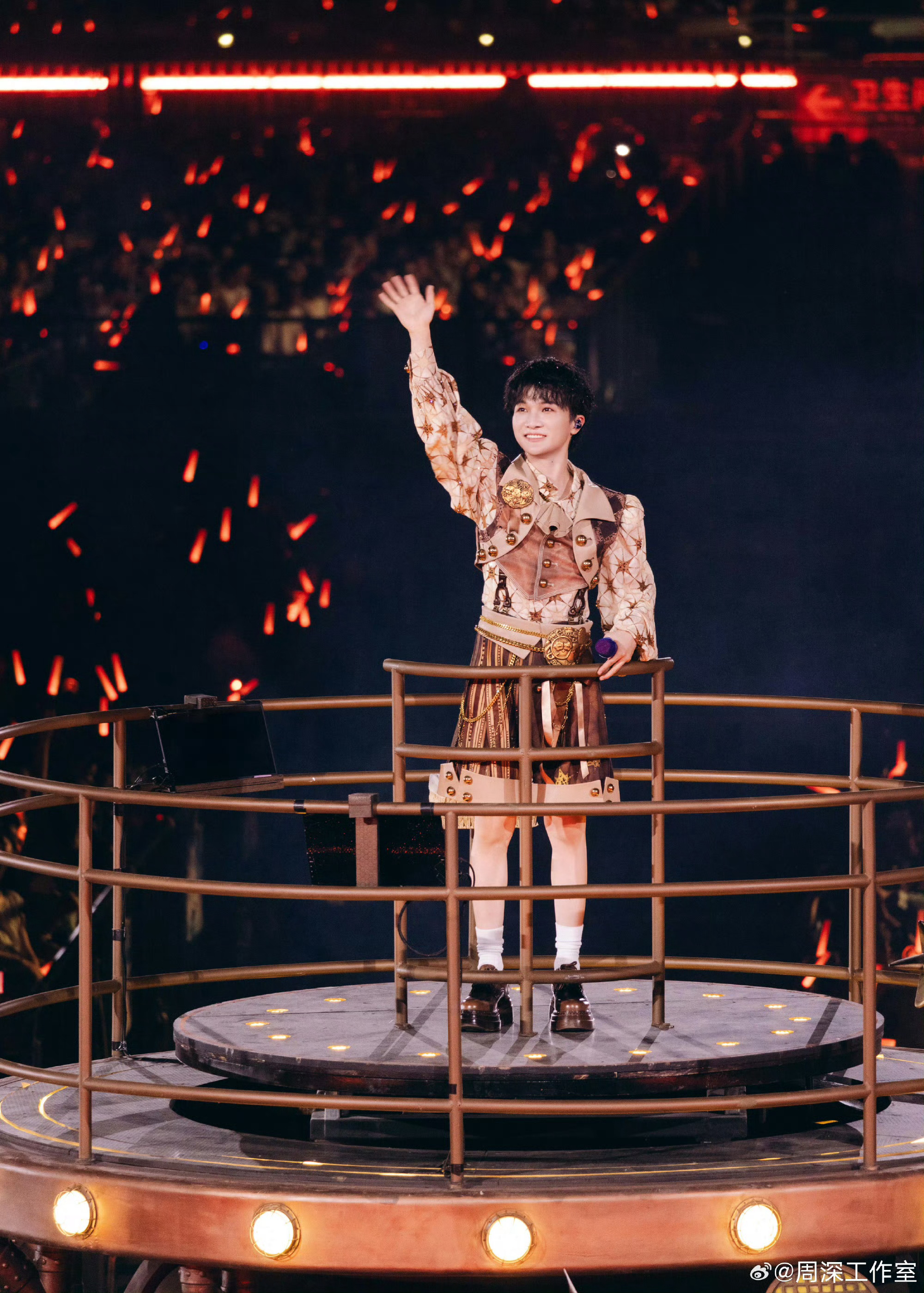 周深郑州演唱会现场变大型刮奖点郑州场也太会整活了吧！听《好运来》刮彩票，主打一个