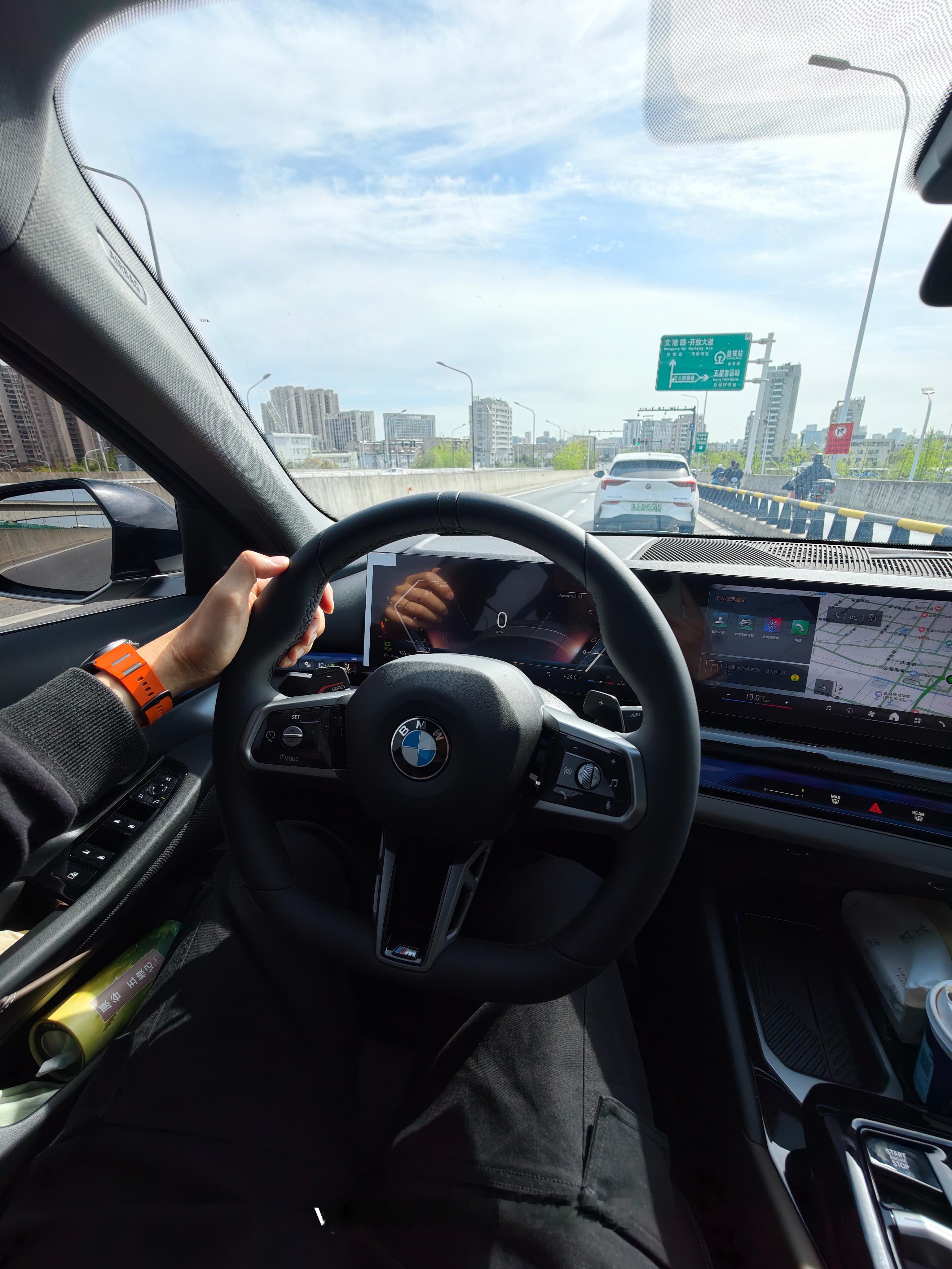 在老家开宝马出街，宝马的座舱氛围感绝了啊法拉利老了依旧是法拉利，宝马同理