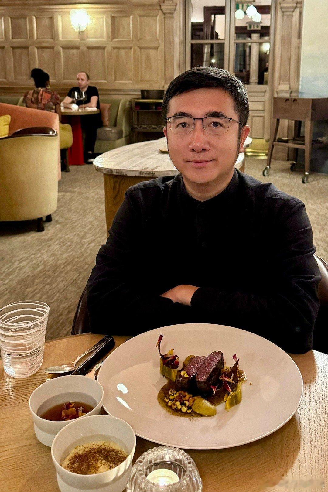 伦敦米其林三星，康诺特酒店的Helene Darroze。这家餐厅位于历史悠久的