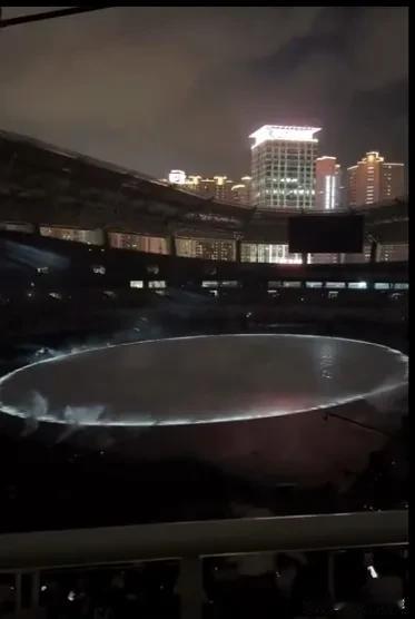 7月12日，侃爷上海演唱会不但迟到还嫌弃雨水大提前退场，空留下花费上千元钱的观众