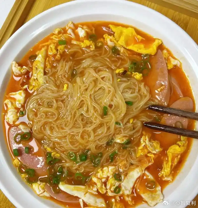 一碗热腾腾的鸡蛋面下肚，才觉得早晨真正开始了。原来幸福可以这么简单，从胃到心都被