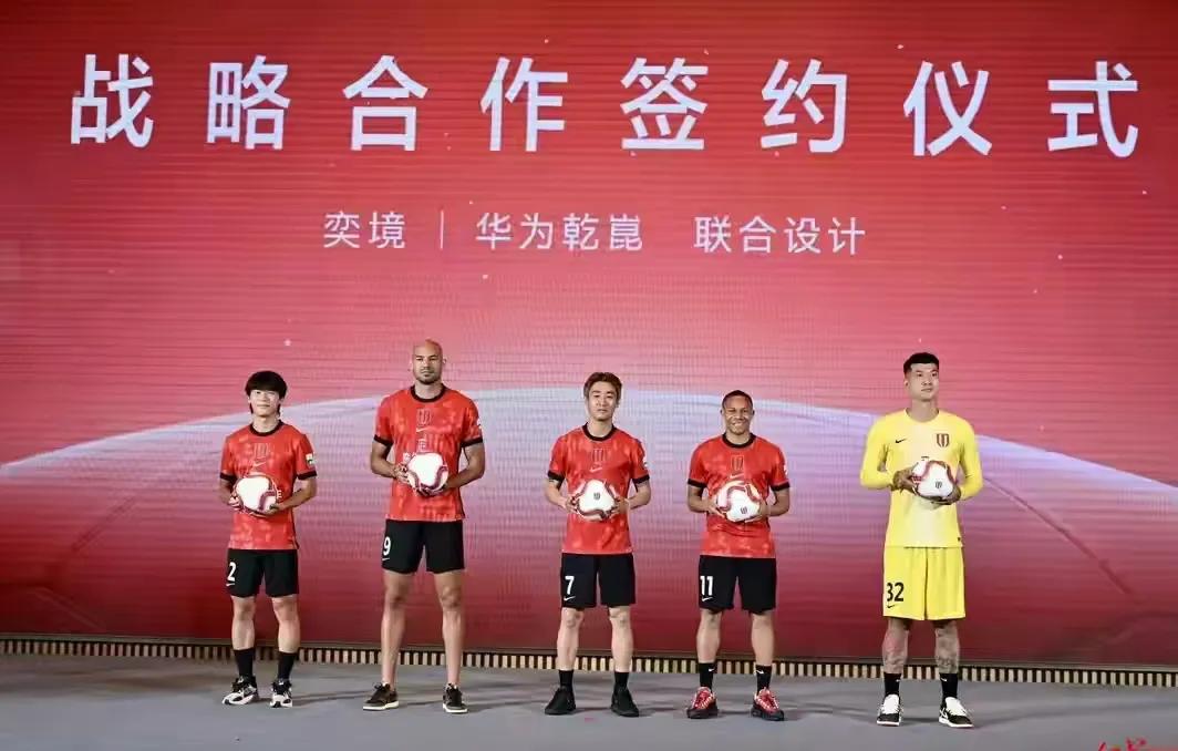 成都本土两大城市名片重磅联动，全城车友、球迷同步沸腾。奕境汽车与成都蓉城俱乐部正