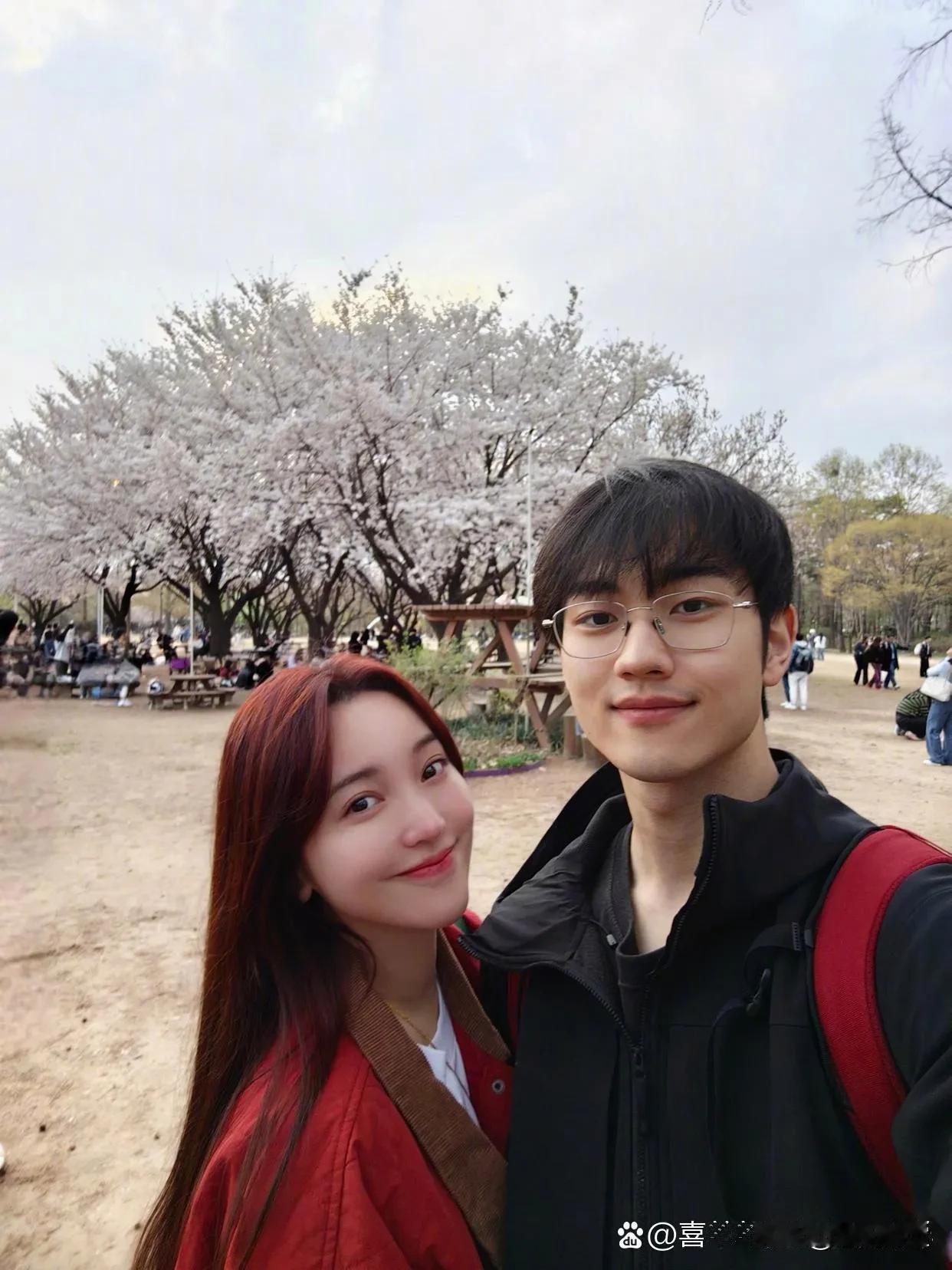 金莎和小19男友好恩爱啊！
金莎看起来状态好好，
好年轻，
一点也不像42岁的老