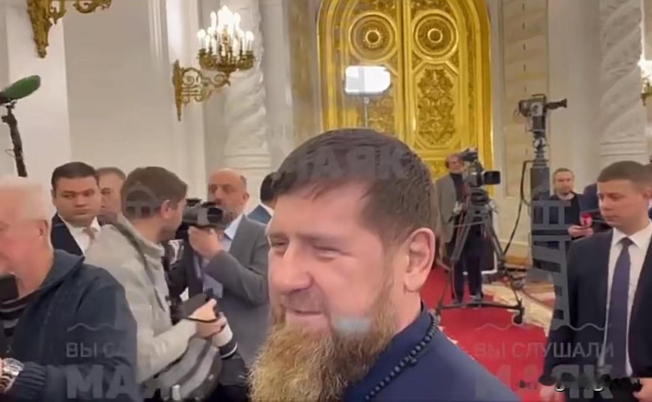 西方媒体称卡德罗夫病入膏育
后他现身克里姆林宫
西方媒体称卡德罗夫病入膏育后，他