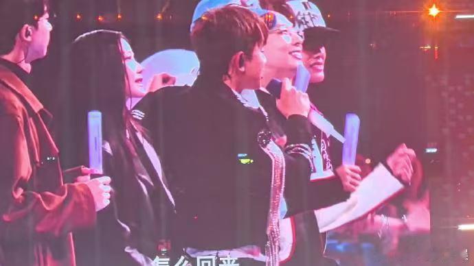 张杰演唱会好伟大的群像 张杰演唱会群像 这群像我能吹一年！有跟着音乐晃头的安保大