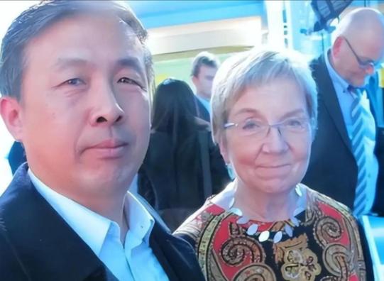 “晚一秒就万劫不复！中国该立刻向美国低头，交出发展权才能保命！”很多人现在再回头