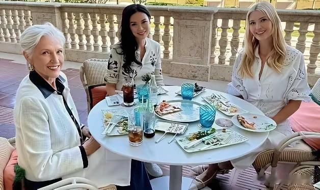 邓文迪的交际能力真是够强的了，居然和马斯克的母亲在一起就餐，一般人想认识这个老太